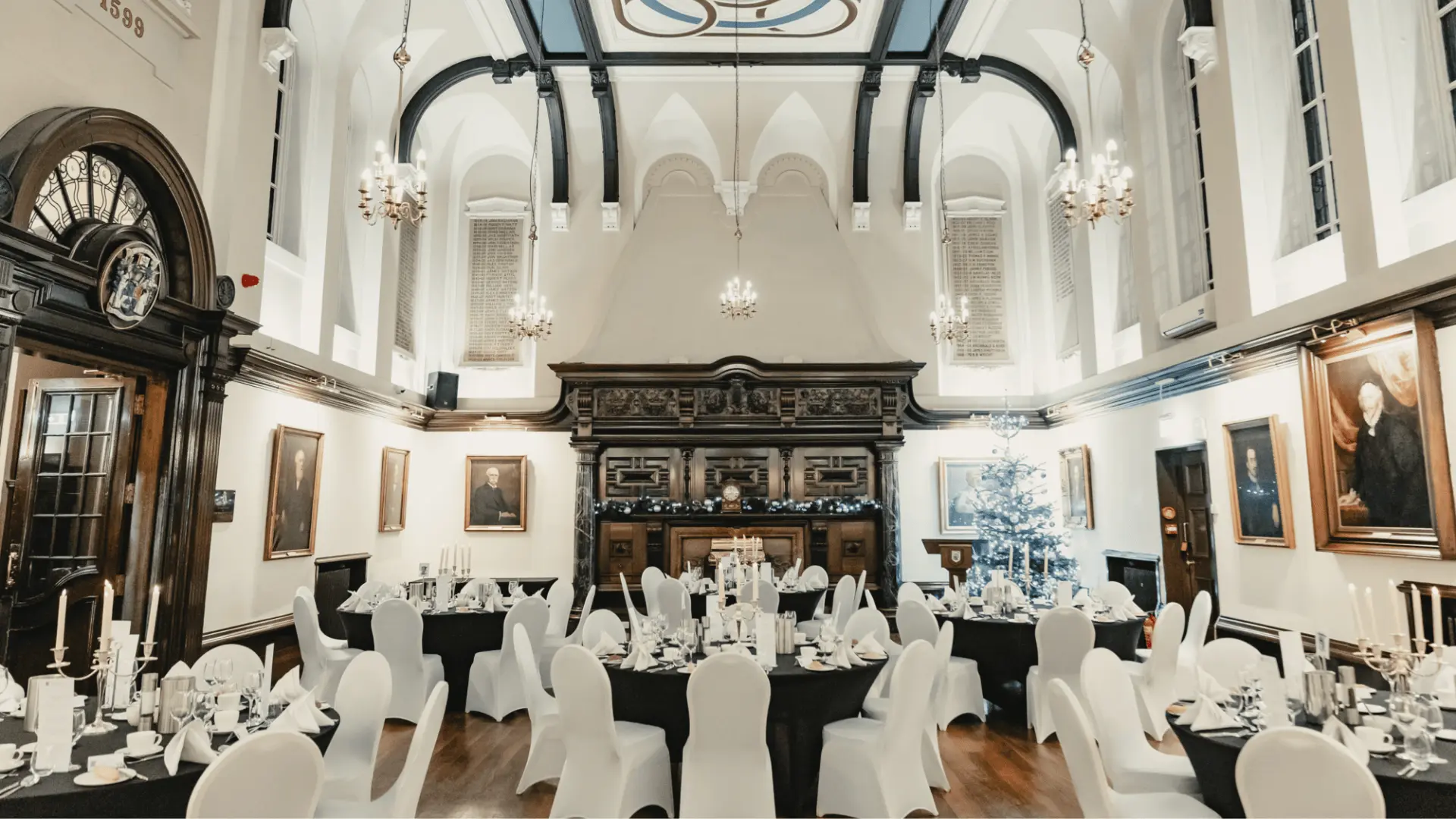 College hall dressed by the 1599 team